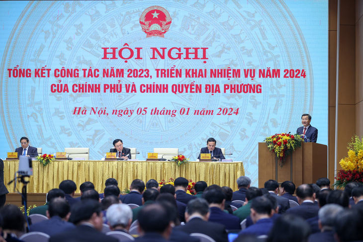 Phó thủ tướng Lê Minh Khái báo cáo kết quả kinh tế - xã hội năm 2023 - Ảnh: VGP