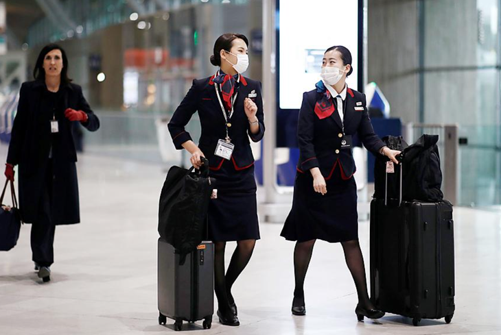 Tiếp viên của Hãng hàng không Japan Airlines - Ảnh: REUTERS
