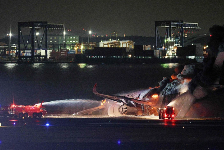 Máy bay của Japan Airlines bốc cháy tại sân bay Haneda, Nhật Bản, ngày 2-1 - Ảnh: AFP