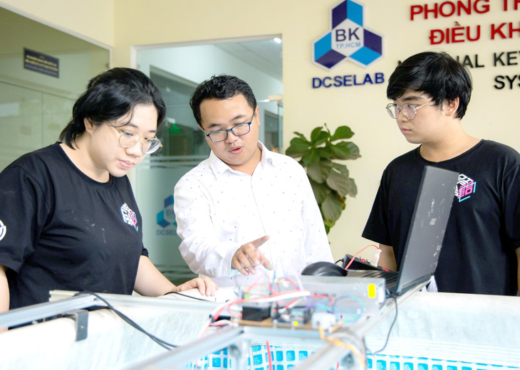 PGS.TS Lê Thanh Long (giữa) hướng dẫn các cộng sự trong nhóm nghiên cứu của mình - Ảnh: NVCC