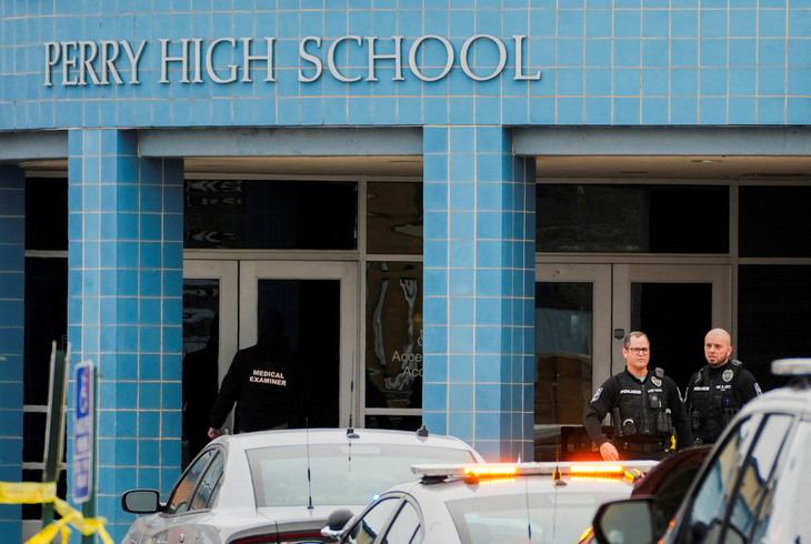 Cảnh sát canh gác khu vực trước cổng Trường trung học Perry, bang Iowa, Mỹ - nơi vừa xảy ra vụ xả súng khiến một người chết và năm người bị thương - Ảnh: REUTERS