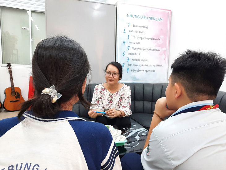 Giáo viên Trường THCS Kim Đồng (quận 5, TP.HCM) tư vấn tâm lý cho học sinh tại phòng tư vấn tâm lý học đường - Ảnh NHƯ HÙNG