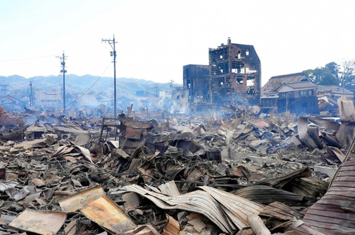Các tòa nhà ở Wajima trở thành đống đổ nát do hỏa hoạn bùng phát sau trận động đất - Ảnh: THE ASAHI SHIMBUN
