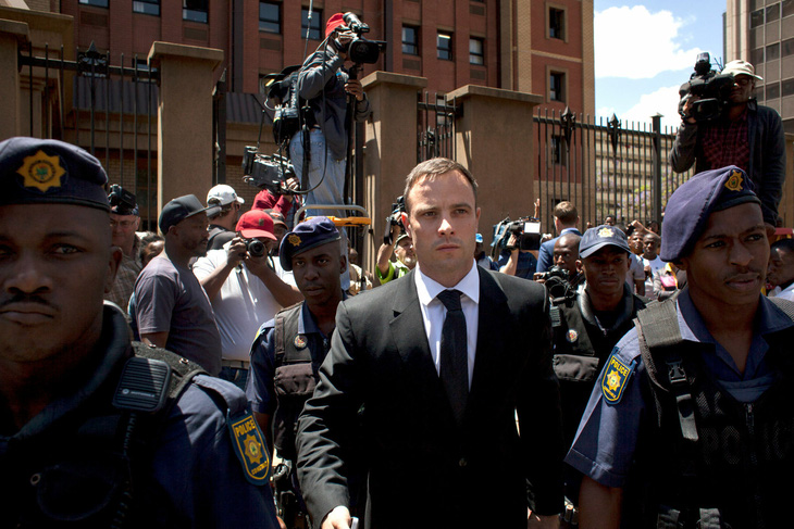 Oscar Pistorius rời khỏi một phiên tòa xét xử vụ bắn chết bạn gái vào năm 2014 - Ảnh: GETTY