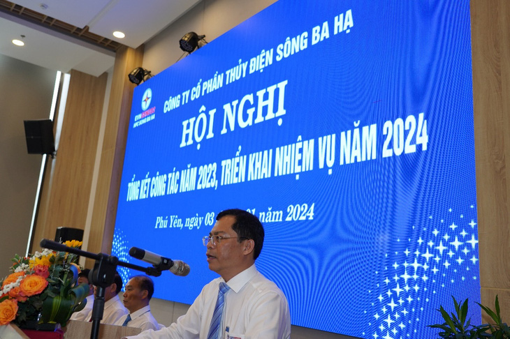 Ông Nguyễn Đức Phú, Phó Tổng Giám đốc SBH báo cáo kết quả SXKD năm 2023 và kế hoạch nhiệm vụ năm 2024. Ảnh: H.T