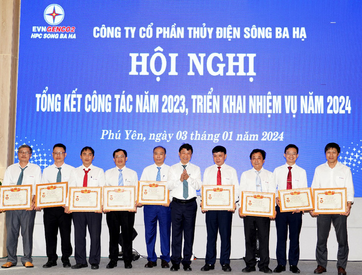 Ông Trần Lý, Thành viên HĐQT EVNGENCO2 trao tặng Giấy khen của EVNGENCO2 cho các cá nhân được công nhận chiến sĩ thi đua năm 2023. Ảnh: H.T