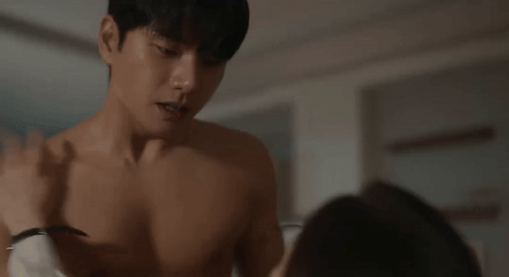 Cảnh nóng của Lee Yi Kyung bị chê trong phim - Ảnh: tvN