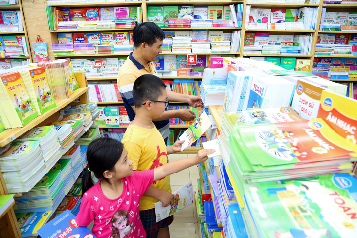 Học sinh và phụ huynh mua sách ở nhà sách Fahasa (quận Phú Nhuận, TP.HCM) - Ảnh: PHƯƠNG QUYÊN