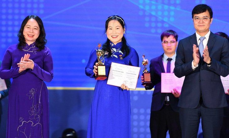 TS Hà Thị Thanh Hương nhận giải thưởng Quả cầu vàng dành cho tài năng trẻ lĩnh vực khoa học công nghệ - Ảnh: NVCC