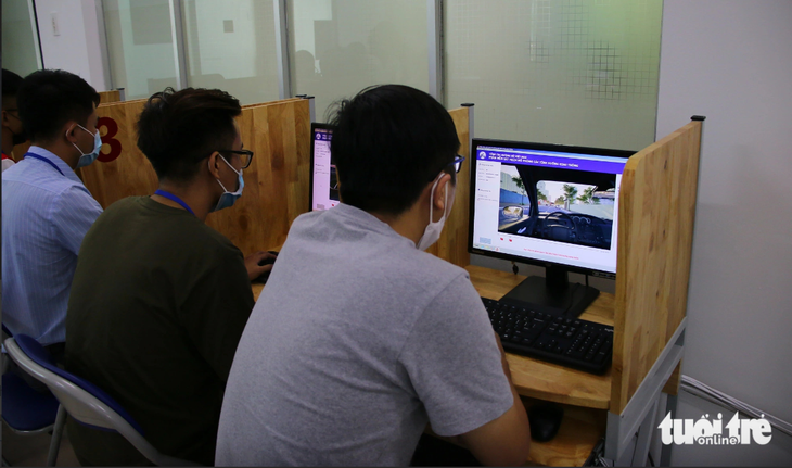 Học viên lái xe làm bài thi phần mềm mô phỏng tại Trung tâm sát hạch lái xe huyện Củ Chi (TP.HCM) - Ảnh: CHÂU TUẤN