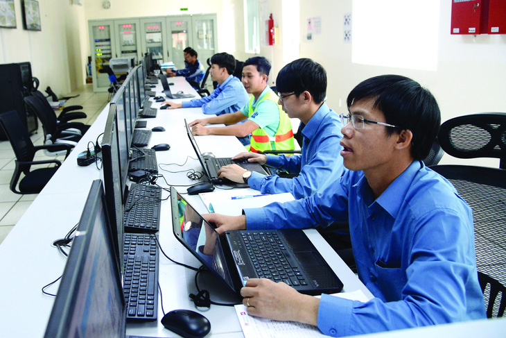 Kỹ sư vận hành hệ thống điện tái tạo tại Tây Ninh. Ảnh: TỰ TRUNG
