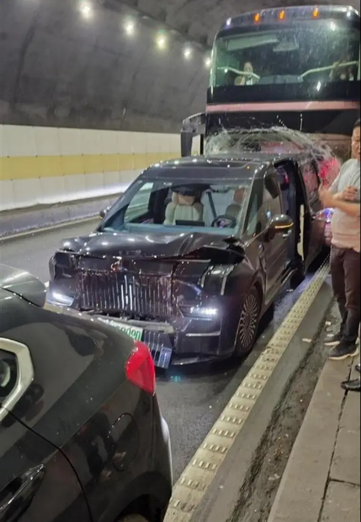 Một vụ tai nạn khác: Chiếc xe buýt 2 tầng tông Zeekr 009 từ phía sau, chiếc MPV vẫn có thể di chuyển bình thường - Ảnh: Sohu