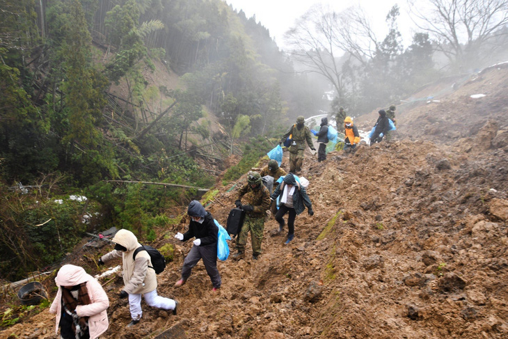 Người dân được quân đội Nhật Bản giải cứu khỏi khu vực bị cô lập sau động đất ở tỉnh Ishikawa - Ảnh: REUTERS