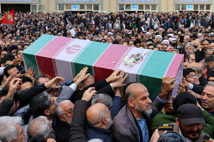 Cảnh đưa tang một trong những nạn nhân thiệt mạng trong vụ nổ kép tại lễ tưởng niệm tướng Qasem Soleimani, thủ đô Tehran, Iran, ngày 5-1 - Ảnh: AFP