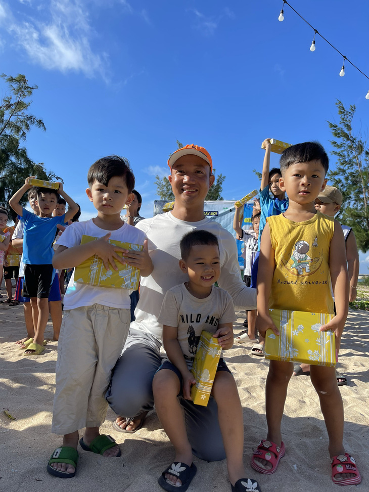 Đông đảo các em nhỏ ở huyện đảo Phú Quý được cha mẹ đưa đến tham gia chương trình học bơi miễn phí - Ảnh: NVCC