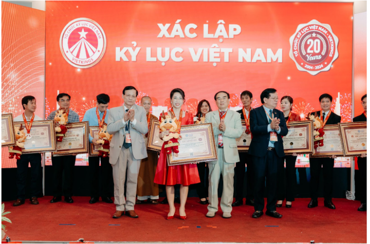 Bà Lại Thị Mai, giám đốc Licensing thuộc Sconnect Việt Nam (váy đỏ), đại diện nhận hai kỷ lục Việt Nam trong lĩnh vực hoạt hình - Ảnh: Sconnect