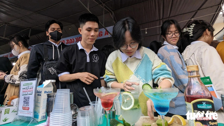 Bạn trẻ Huế trải nghiệm nghề pha chế đồ uống tại gian tư vấn của Trường đại học Đông Á - Ảnh: NHẬT LINH