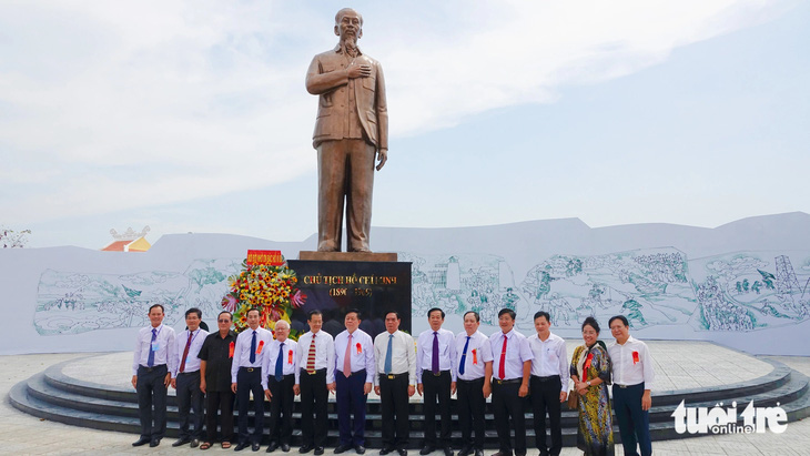 Lãnh đạo tỉnh Kiên Giang chụp ảnh bên tượng đồng Bác Hồ cao lớn, bao dung, mang biểu tượng 