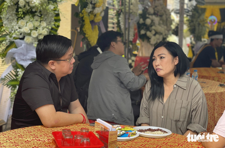 Nghệ sĩ Gia Bảo (trái) và Phương Thanh tại đám tang diễn viên Thanh Hoa. Phương Thanh nói rằng cô và nhiều đồng nghiệp bị sốc khi nghe tin Thanh Hoa qua đời, cô đã hợp tác với Hoa trong nhiều phim, MV, đặc biệt là phim 