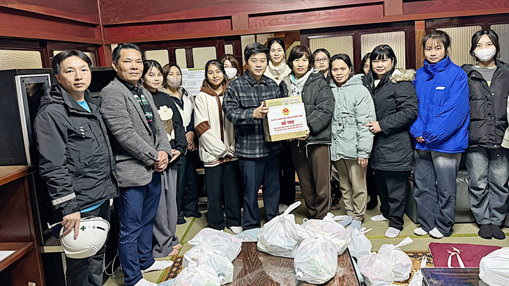 Đoàn công tác của Đại sứ quán Nhật Bản tới thăm hỏi bà con người Việt ở vùng bị ảnh hưởng động đất tại thành phố Nanao trên bán đảo Noto, tỉnh Ishikawa (Nhật Bản) ngày 4-1 - Ảnh: LÊ LONG