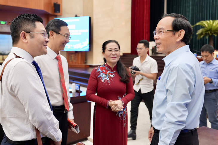 Bí thư Nguyễn Văn Nên (bìa phải), Chủ tịch HĐND TP.HCM Nguyễn Thị Lệ (giữa) dự hội nghị - Ảnh: HỮU HẠNH
