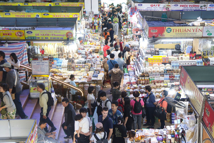 Chợ Hàn đông nghẹt du khách đến tham quan và mua sắm - Ảnh: THANH NGUYÊN