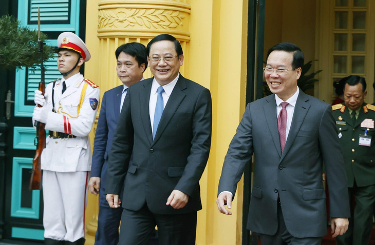 Chủ tịch nước Võ Văn Thưởng tiễn Thủ tướng Lào Sonexay Siphandone sau cuộc tiếp - Ảnh: TTXVN