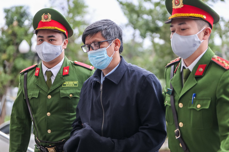Cựu bộ trưởng Bộ Y tế Nguyễn Thanh Long ra tòa trong vụ Việt Á - Ảnh: NGUYỄN KHÁNH