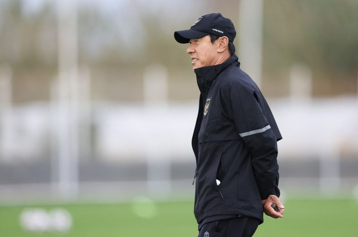 HLV Shin Tae Yong chỉ đạo các cầu thủ luyện tập - Ảnh: PSSI