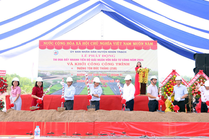 Lãnh đạo UBND tỉnh Đồng Nai và huyện Nhơn Trạch thực hiện nghi thức khởi công xây dựng 3 dự án quan trọng trên địa bàn - Ảnh: AN BÌNH