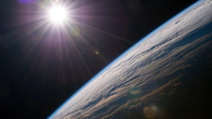 &quot;Sơn kính làm mát&quot; mới đã phản xạ 99% bức xạ Mặt trời vào không gian - Ảnh: NASA