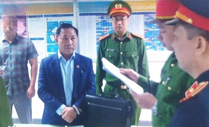 Thời điểm cơ quan điều tra tống đạt quyết định khởi tố bị can đối với ông Lưu Bình Nhưỡng - Ảnh: Bộ Công an