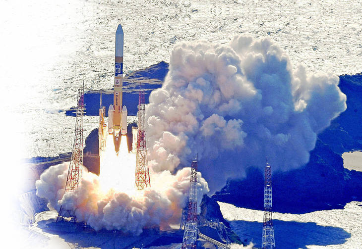Tên lửa H2A mang theo tàu đổ bộ Mặt trăng SLIM được phóng từ tỉnh Kagoshima (Nhật Bản) vào ngày 7-9-2023. Nước này đặt mục tiêu đưa SLIM đáp “chính xác” lên bề mặt Mặt trăng trong tháng 1-2024 - Ảnh: Reuters