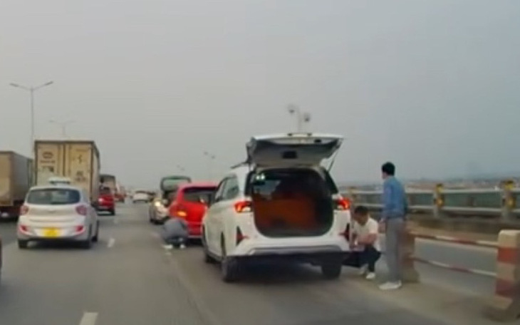 Xác định nguyên nhân khiến loạt ô tô bị nổ lốp trên cầu Thanh Trì