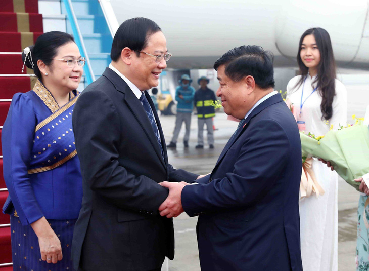 Bộ trưởng Bộ Kế hoạch và Đầu tư Nguyễn Chí Dũng đón Thủ tướng Lào Sonexay Siphandone và phu nhân tại sân bay - Ảnh: TTXVN