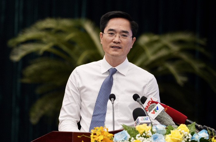 Giám đốc Sở Giao thông vận tải Trần Quang Lâm phát biểu tại hội nghị về kinh tế, xã hội do UBND TP.HCM tổ chức sáng 6-1 - Ảnh: HỮU HẠNH