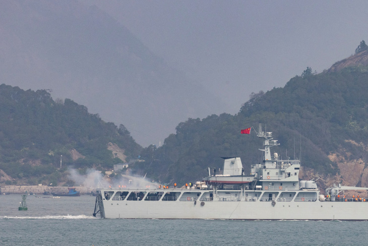 Tàu chiến Trung Quốc bắn về phía bờ biển trong cuộc tập trận quân sự gần quần đảo Mã Tổ (quần đảo hiện do Đài Loan kiểm soát, nằm gần bờ biển Trung Quốc) vào ngày 8-4-2023 - Ảnh: REUTERS