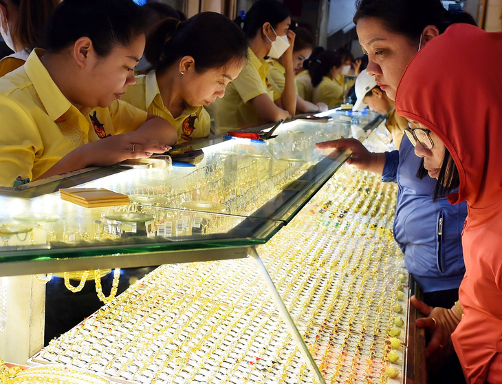 Người dân mua bán vàng tại một cửa hàng ở chợ Bà Chiểu, quận Bình Thạnh, TP.HCM - Ảnh: TỰ TRUNG