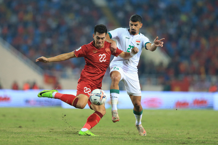 Đội tuyển Việt Nam (áo đỏ) được dự đoán sẽ vượt qua vòng bảng Asian Cup 2023 - Ảnh: HOÀNG TÙNG 