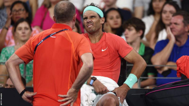 Rafael Nadal bị chấn thương trong trận thua Jordan Thompson ở Brisbane International - Ảnh: Getty