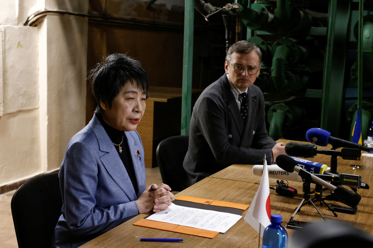 Ngoại trưởng Nhật Bản Yoko Kamikawa và người đồng cấp Ukraine Dmitro Kuleba tại cuộc họp báo trong một hầm tránh bom ở thủ đô Kiev hôm 7-1 - Ảnh: REUTERS