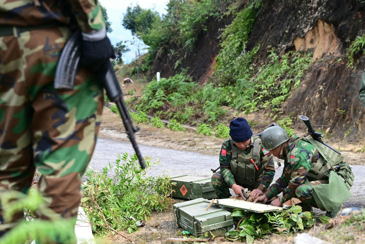 Các thành viên của nhóm vũ trang dân tộc thiểu số Quân đội giải phóng dân tộc Ta'ang (TNLA) chuẩn bị vũ khí tại bang Shan, miền bắc Myanmar - Ảnh: AFP