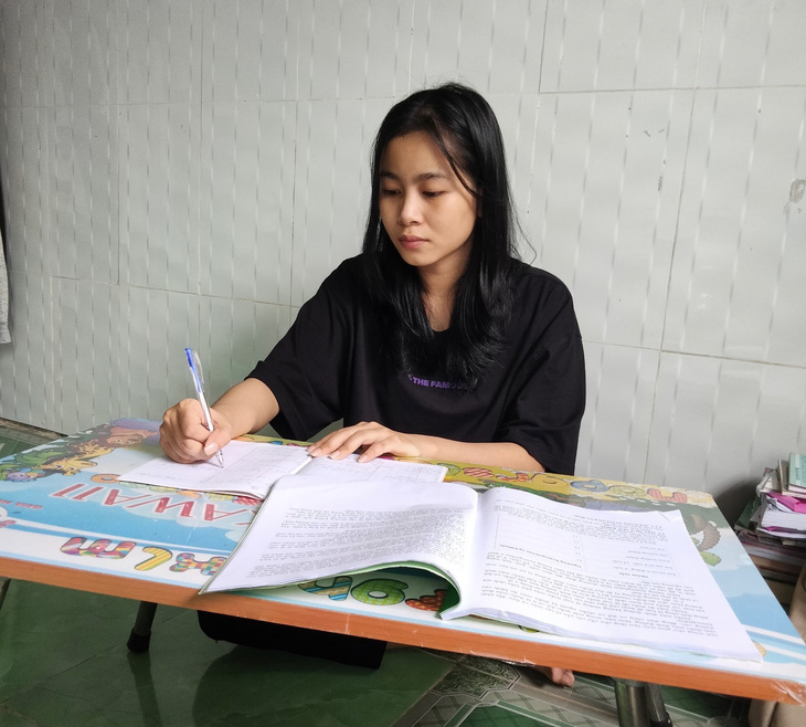 Cô sinh viên nghèo ngành y với ý chí vượt khó học giỏi đáng khâm phục - Ảnh: LAN NGỌC