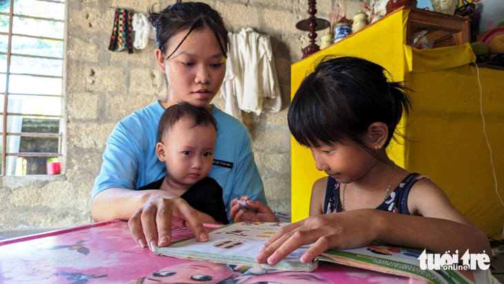 Từ khi mẹ mất, cô bé Nguyễn Nữ Kiều Oanh đã phải “vội lớn” để làm cha, làm mẹ nuôi các em - Ảnh: NHẬT LINH