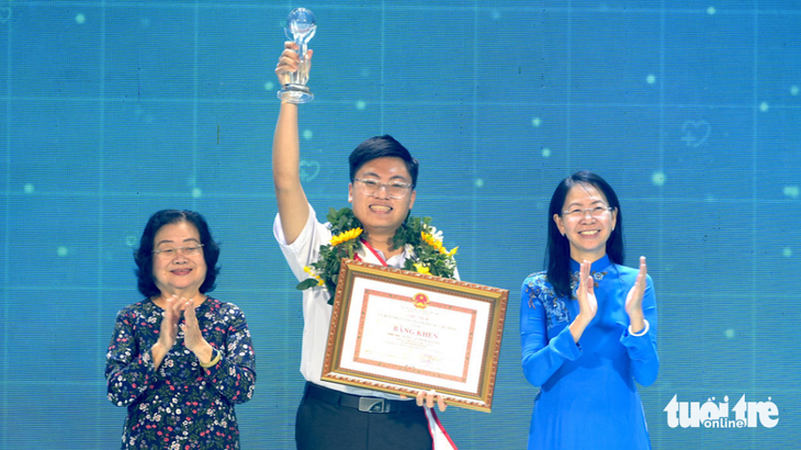 Đặng Lê Minh Khang nhận danh hiệu Công dân trẻ tiêu biểu TP.HCM 2023 - Ảnh: HỮU HẠNH