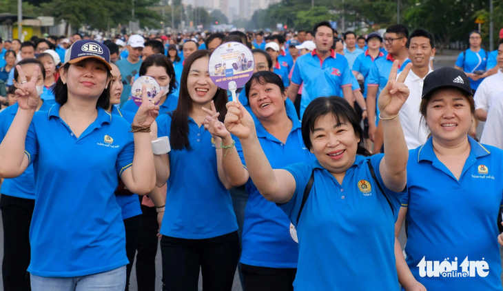 Khoảng 10.000 người lao động đã tham gia chương trình đi bộ đồng hành Vì sức khỏe người lao động sáng 7-1 - Ảnh: VŨ THỦY