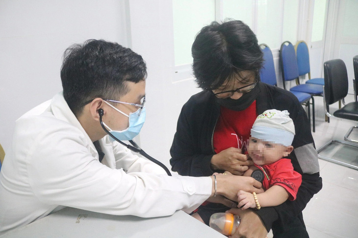 Phụ huynh đưa trẻ đi tiêm vắc xin 5 trong 1 trong Chương trình tiêm chủng mở rộng tại TP.HCM - Ảnh: THU HIẾN