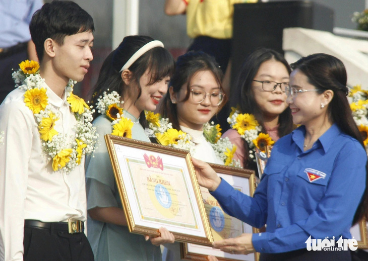 Chị Nguyễn Phạm Duy Trang, bí thư Trung ương Đoàn, trao bằng khen tới các tập thể đạt danh hiệu Tập thể Sinh viên 5 tốt cấp trung ương - Ảnh: CÔNG TRIỆU