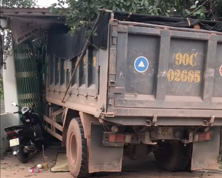 Hiện trường vụ xe tải đâm trực diện vào quán cắt tóc ở Bắc Giang - Ảnh: MXH