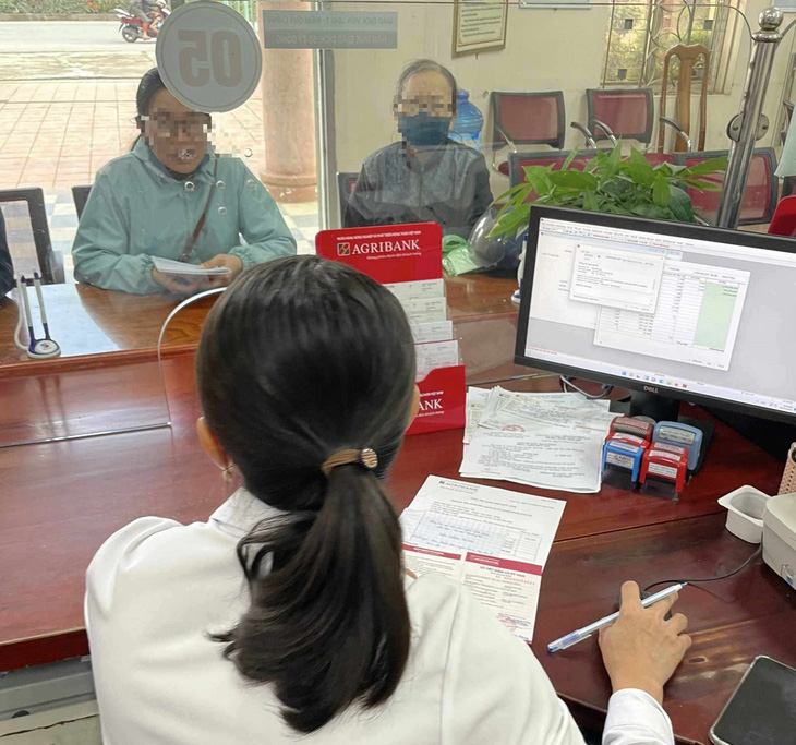 Cán bộ Ngân hàng Agribank Quảng Trị đã kịp thời ngăn chặn một vụ lừa đảo hàng trăm triệu đồng - Ảnh: H.T